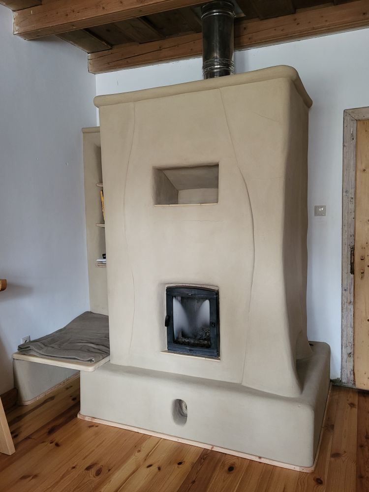 Akumulačná pec s hlinenou rímsou
